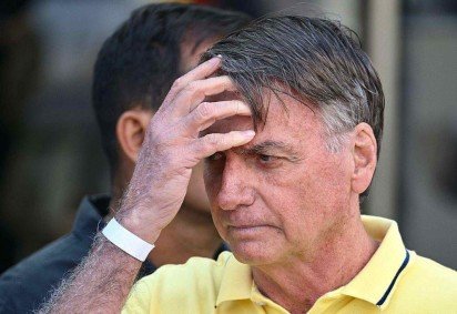 No caso de Bolsonaro, que recebeu condenação total de 27 anos e 3 meses, com 5 anos e 11 meses fixados em regime fechado, a projeção com o novo PL resultaria em 22 anos e 1 mês de pena total e 3 anos e 3 meses de regime fechado -  (crédito: Getty Images/Via AFP) -No caso de Bolsonaro, que recebeu condenação total de 27 anos e 3 meses, com 5 anos e 11 meses fixados em regime fechado, a projeção com o novo PL resultaria em 22 anos e 1 mês de pena total e 3 anos e 3 meses de regime fechado -  (crédito: Getty Images/Via AFP)