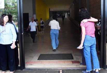 Entrada de alunos no campus Darcy Ribeiro, na Asa Norte, na tarde de ontem. Não houve relatos de confusão nem de correria -  (crédito: Ed Alves/CB)