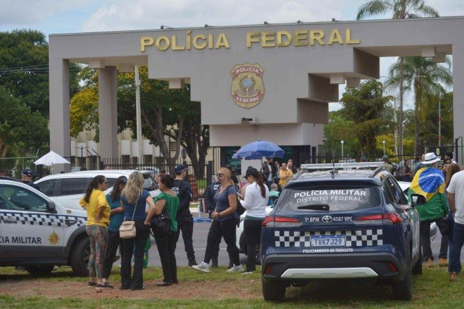 Manifestantes discutem em frente a Polícia Federal - (crédito: Ed Alves/CB) Manifestantes discutem em frente a Polícia Federal - (crédito: Ed Alves/CB)