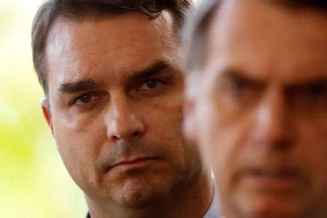 'Se meu pai morrer, a culpa é sua': Flávio Bolsonaro acusa Moraes e mantém vigília de apoiadores em Brasília -  (crédito: BBC Geral)