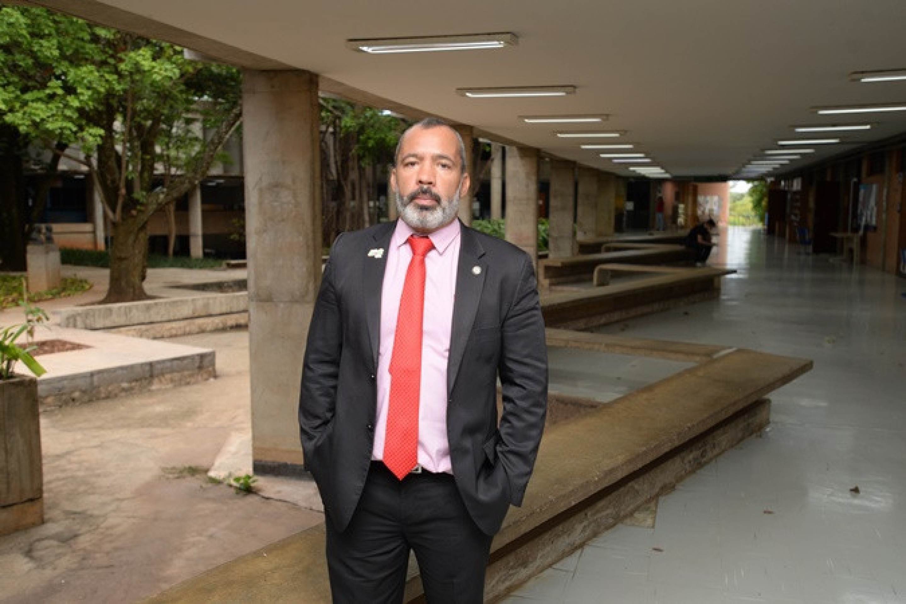 Artur Ant&ocirc;nio dos Santos Ara&uacute;jo, mestre em filologia e l&iacute;ngua portuguesa pela Universidade de S&atilde;o Paulo (USP)