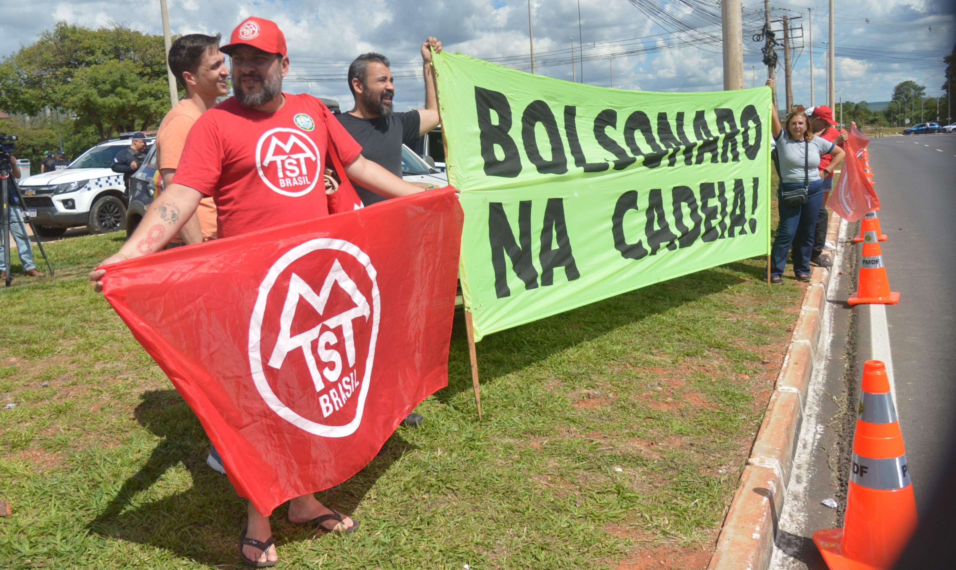 Opositores comemoram prisão de Bolsonaro nas ruas