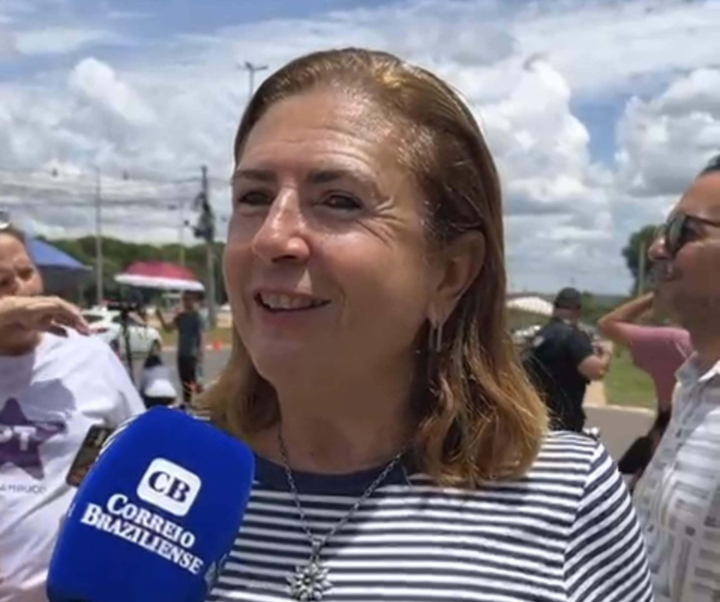 Manifestantes celebram prisão de Bolsonaro na frente da PF 