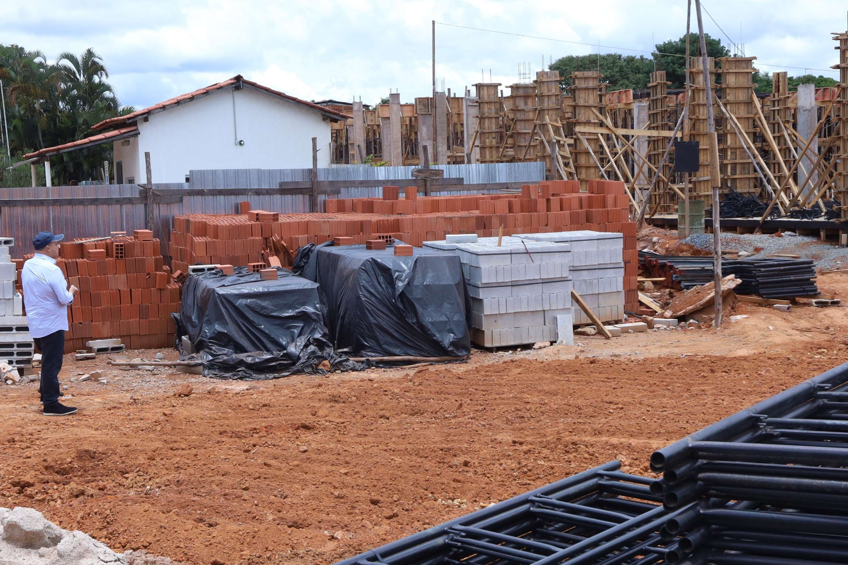Ibaneis visita obras de ampliação do pronto-socorro do Hospital de Brazlândia