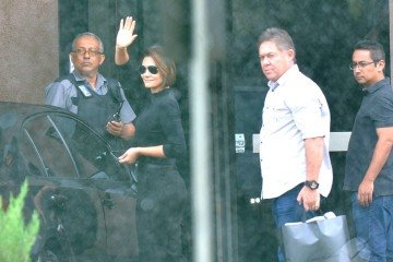 Aos gritos de 'solta Bolsonaro', a ex-primeira-dama Michelle Bolsonaro chegou, neste domingo (23/11), à Superintendência da Polícia Federal (PF) do Distrito Federal (DF) para visitar o marido - (crédito: Ed Alves/CB/D.A.Press ) Aos gritos de 'solta Bolsonaro', a ex-primeira-dama Michelle Bolsonaro chegou, neste domingo (23/11), à Superintendência da Polícia Federal (PF) do Distrito Federal (DF) para visitar o marido - (crédito: Ed Alves/CB/D.A.Press )