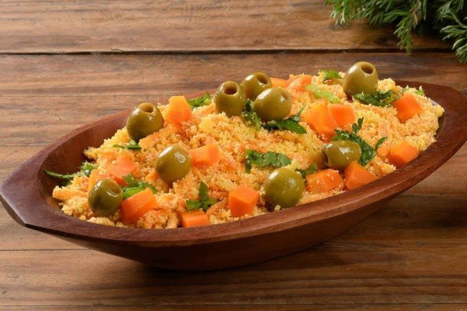 Farofa com cenoura e azeitona (Imagem: EDSON DE SOUZA NASCIMENTO | Shutterstock) -  (crédito: EdiCase)