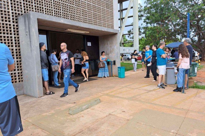 Movimento de estudantes e pais em um dos locais de prova ontem, segundo dia do vestibular -  (crédito: Laézia Bezerra/CB/D.A Press)
