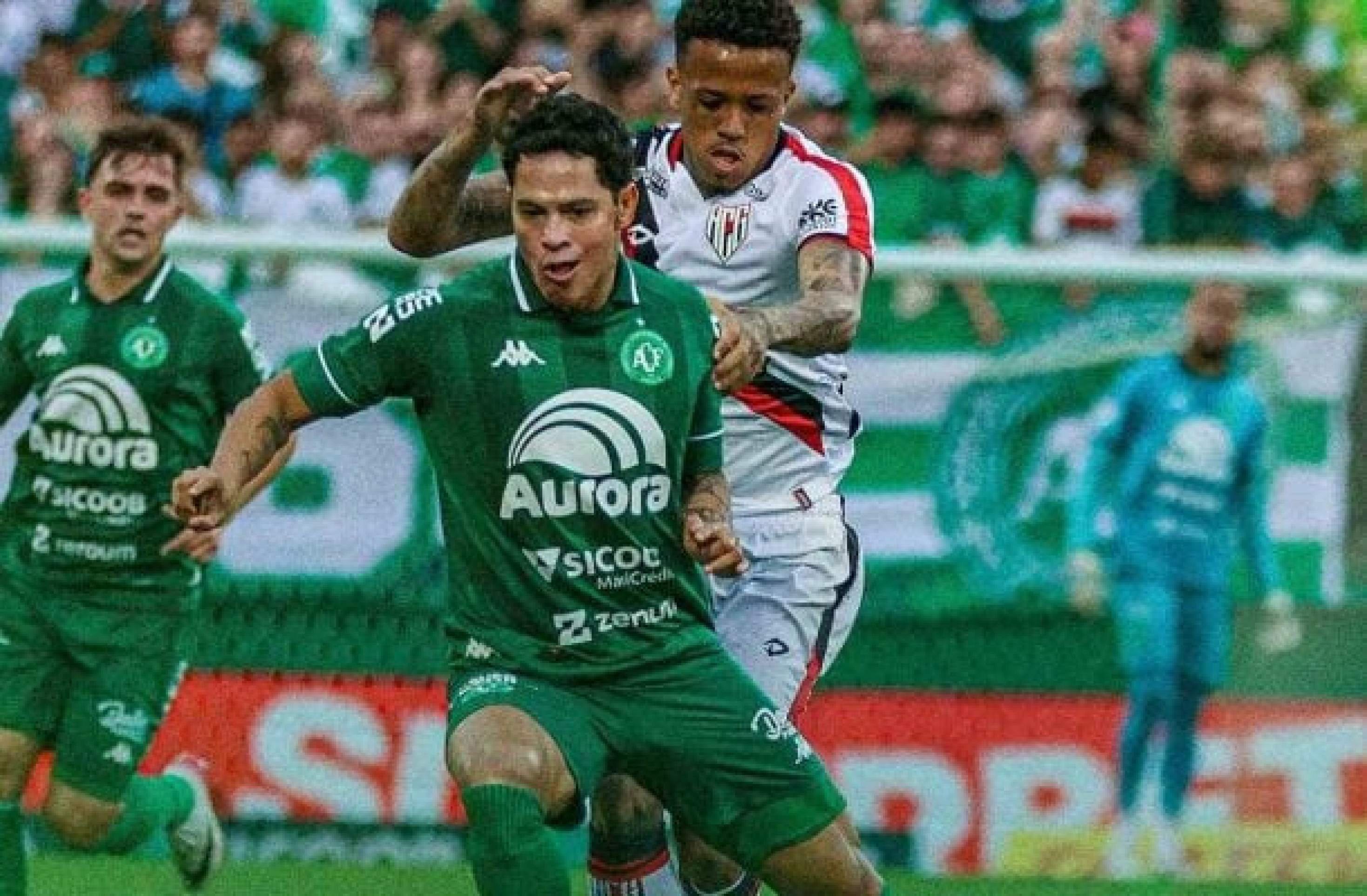 Chapecoense vence Atlético-GO e garante acesso para Série A