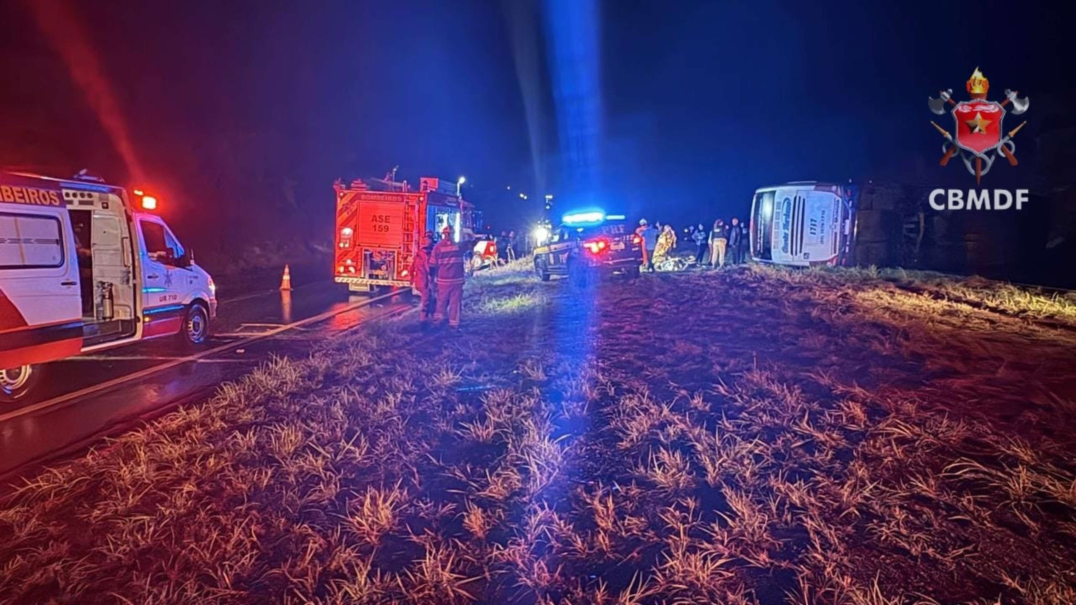 Capotagem de ônibus após colisão no DF deixa 27 feridos, 3 em estado grave