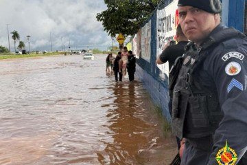 Resgate ocorreu durante alagamento em Valparaíso de Goiás - (crédito: Divulgação/PMDF) Resgate ocorreu durante alagamento em Valparaíso de Goiás - (crédito: Divulgação/PMDF)