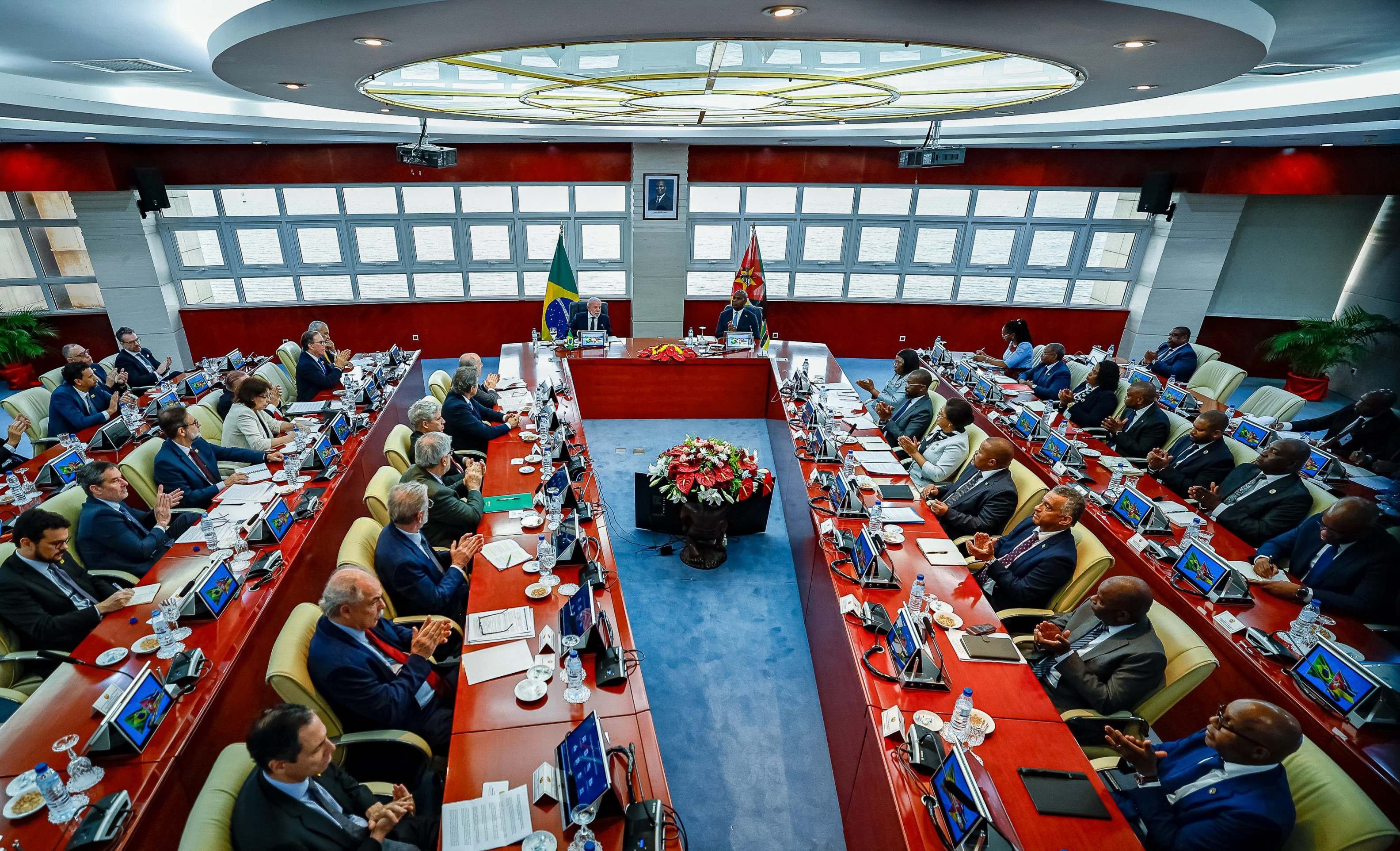 Lula propõe cooperação em clima, energia e segurança com Moçambique