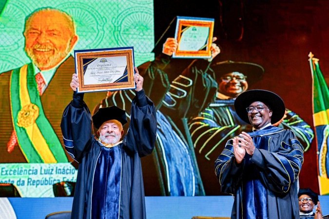 Em Maputo, Lula recebeu o título de Doutor Honoris Causa oferecido pela Universidade Pedagógica -  (crédito:  Ricardo Stuckert / PR)