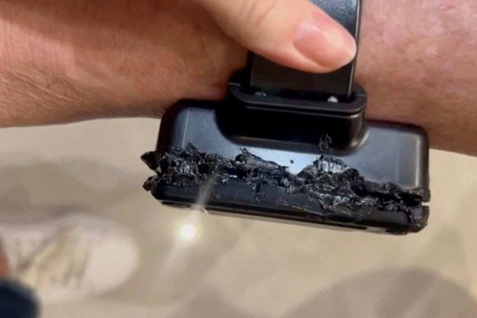 O ex-presidente Jair Bolsonaro (ao fundo, à direita) atrás de uma porta de vidro na sede da Polícia Federal em Brasília - (crédito: EPA/Shutterstock) O ex-presidente Jair Bolsonaro (ao fundo, à direita) atrás de uma porta de vidro na sede da Polícia Federal em Brasília - (crédito: EPA/Shutterstock)