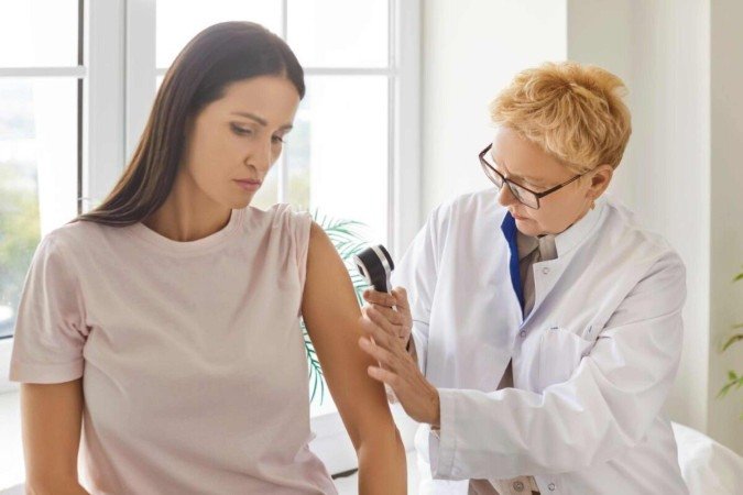 Sinais na pele podem indicar a necessidade de consultar um dermatologista (Imagem: Studio Romantic | Shutterstock) -  (crédito: EdiCase)