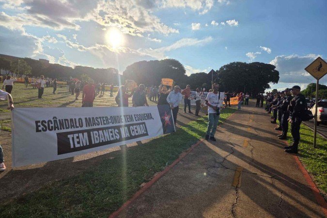 A manifestação ocorre em meio à crise provocada pela Operação Compliance Zero, da Polícia Federal - (crédito: Darcianne Diogo/CB/D.A.Press) A manifestação ocorre em meio à crise provocada pela Operação Compliance Zero, da Polícia Federal - (crédito: Darcianne Diogo/CB/D.A.Press)