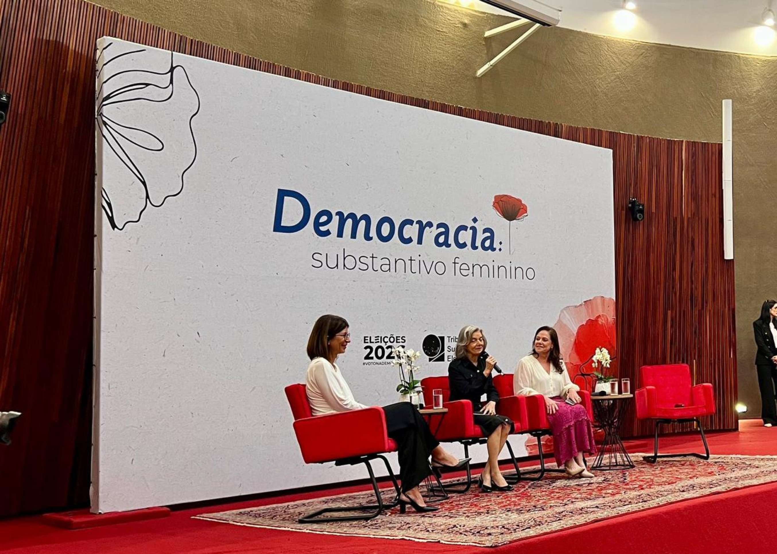 Cármen Lúcia alerta para violência e clama por igualdade real