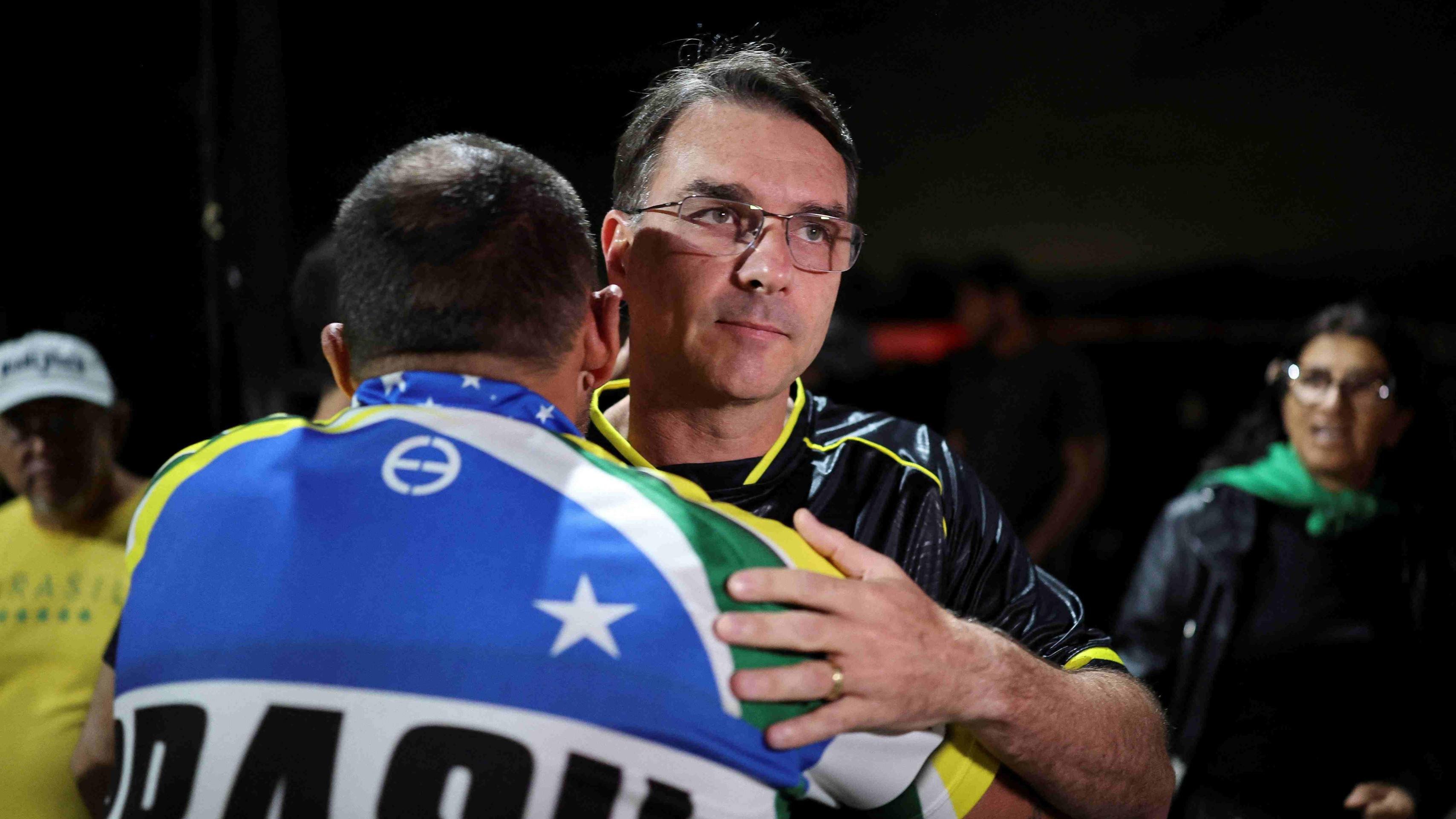 Filhos de Bolsonaro agem 'no limite' para manter bolsonarismo vivo em 2026, diz analista