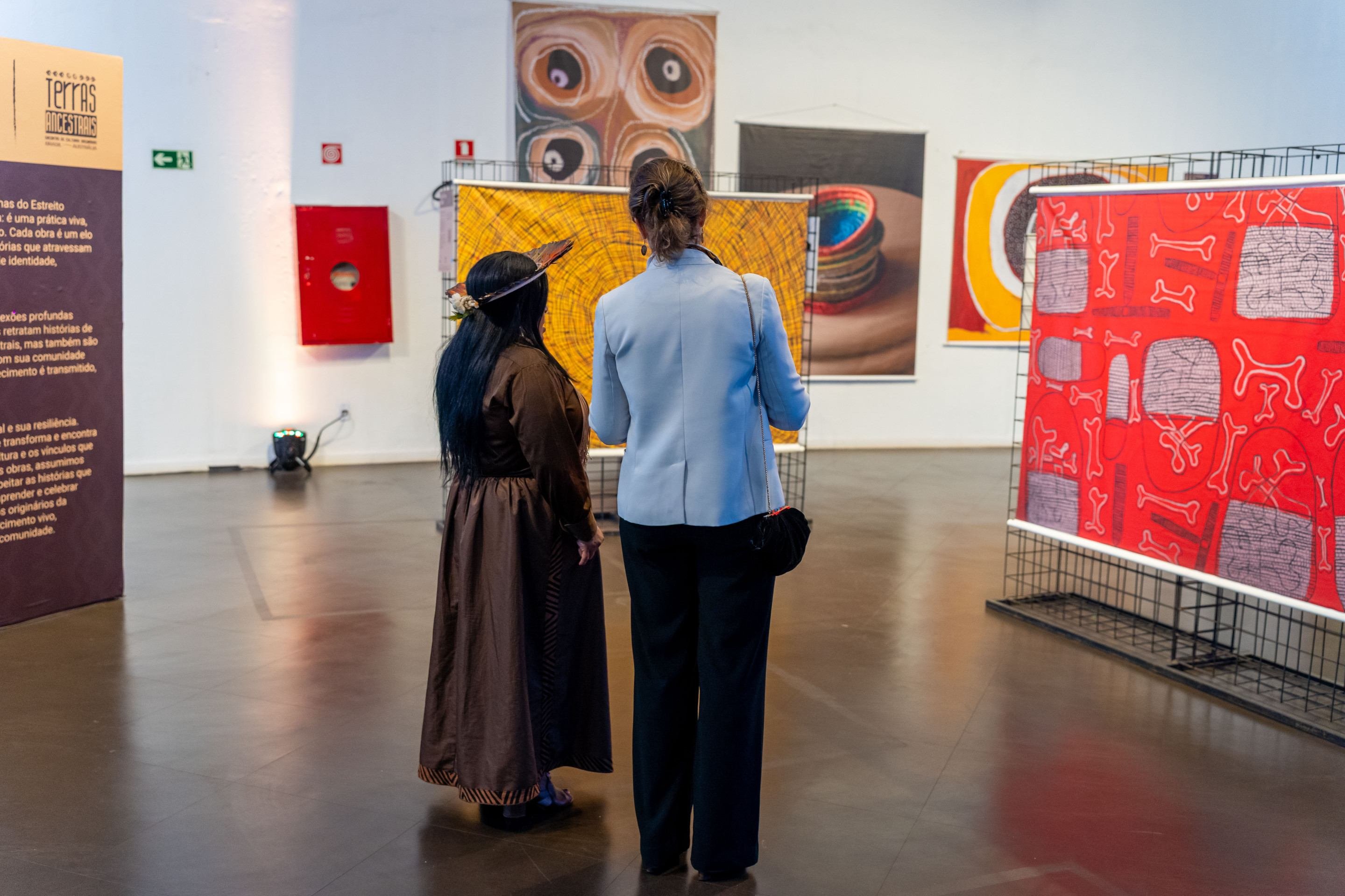 Exposição de obras indígenas da Austrália e do Brasil chega à última semana