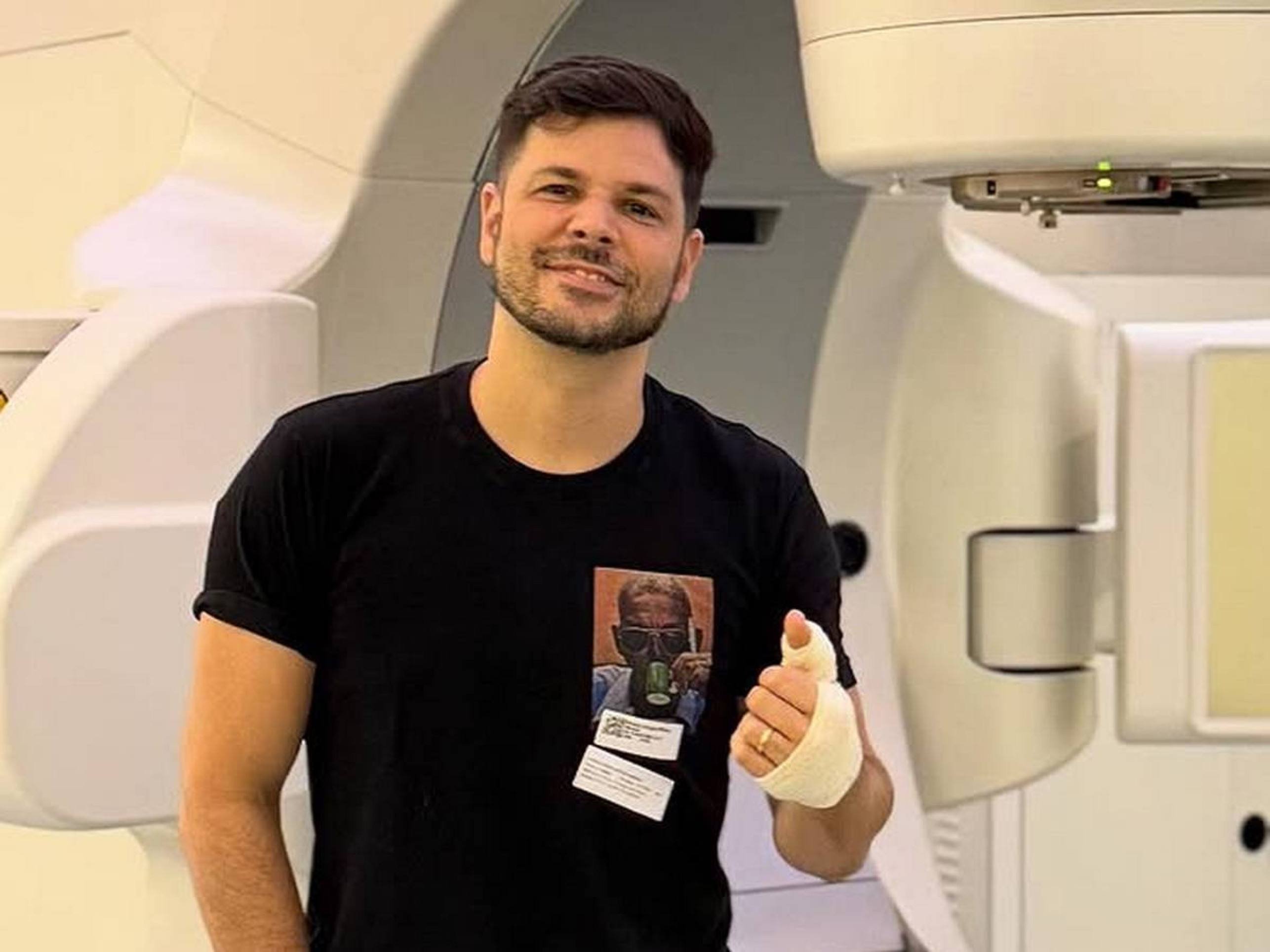 Ex-apresentador da Globo comove ao revelar marco no tratamento de câncer