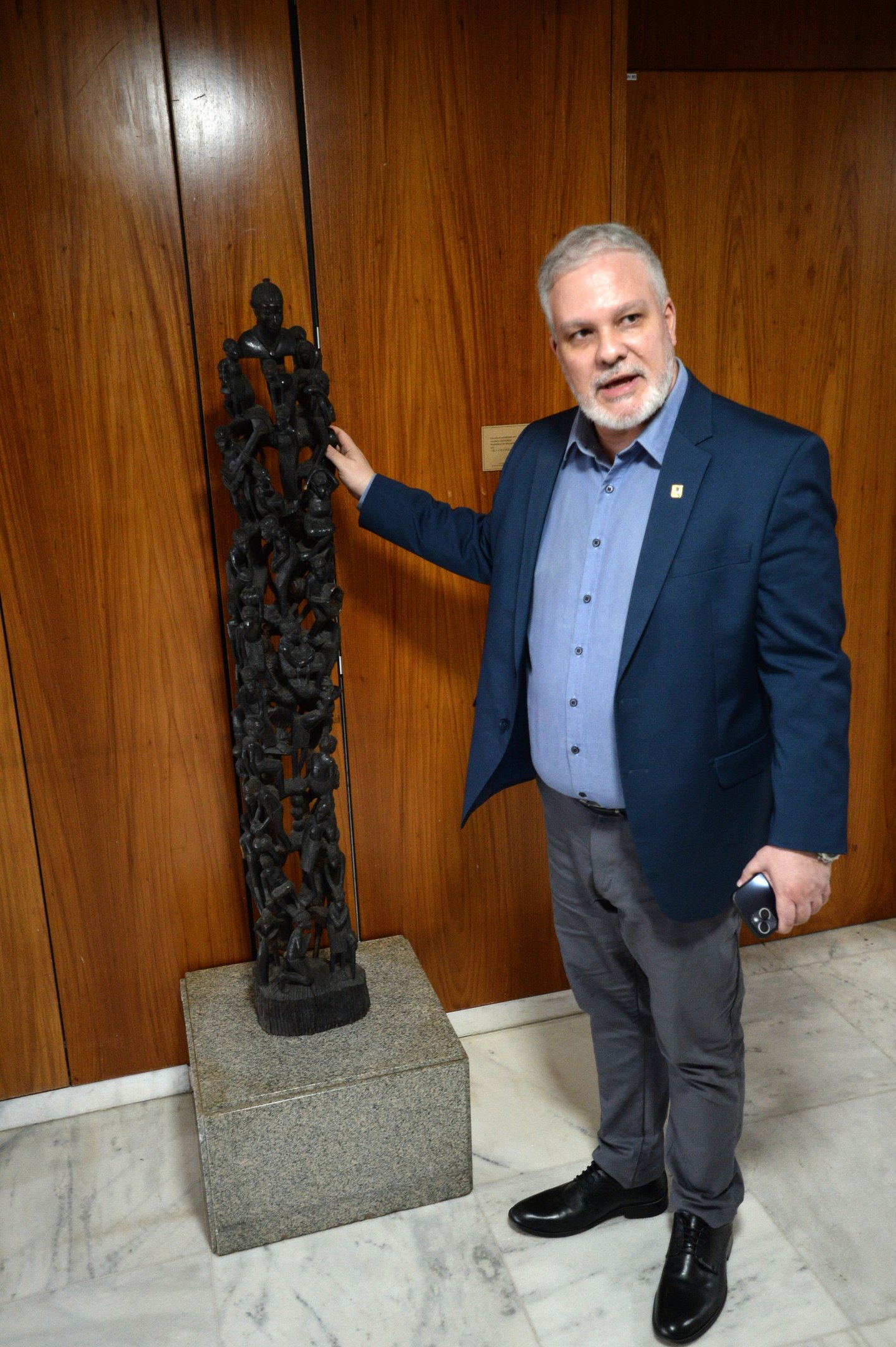 O lugar do relógio de dom João VI; escultura da República de Moçambique