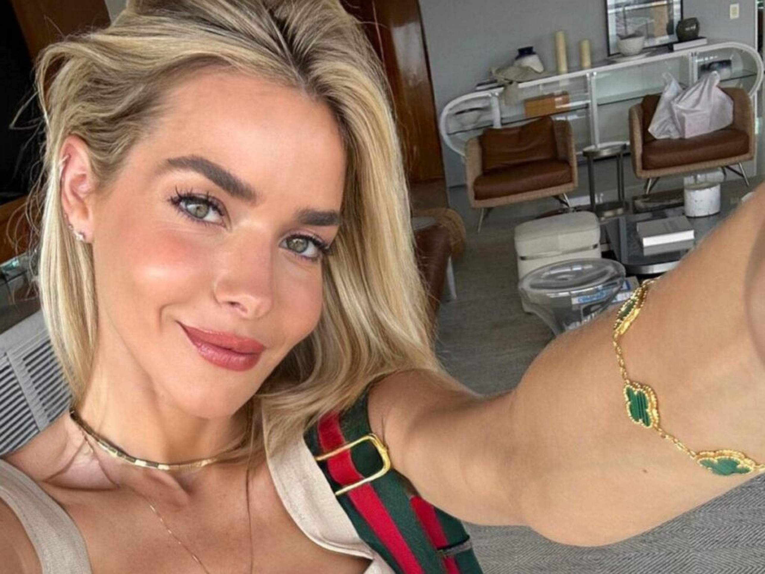 Monique Alfradique revela segredos e fala sobre pressão estética