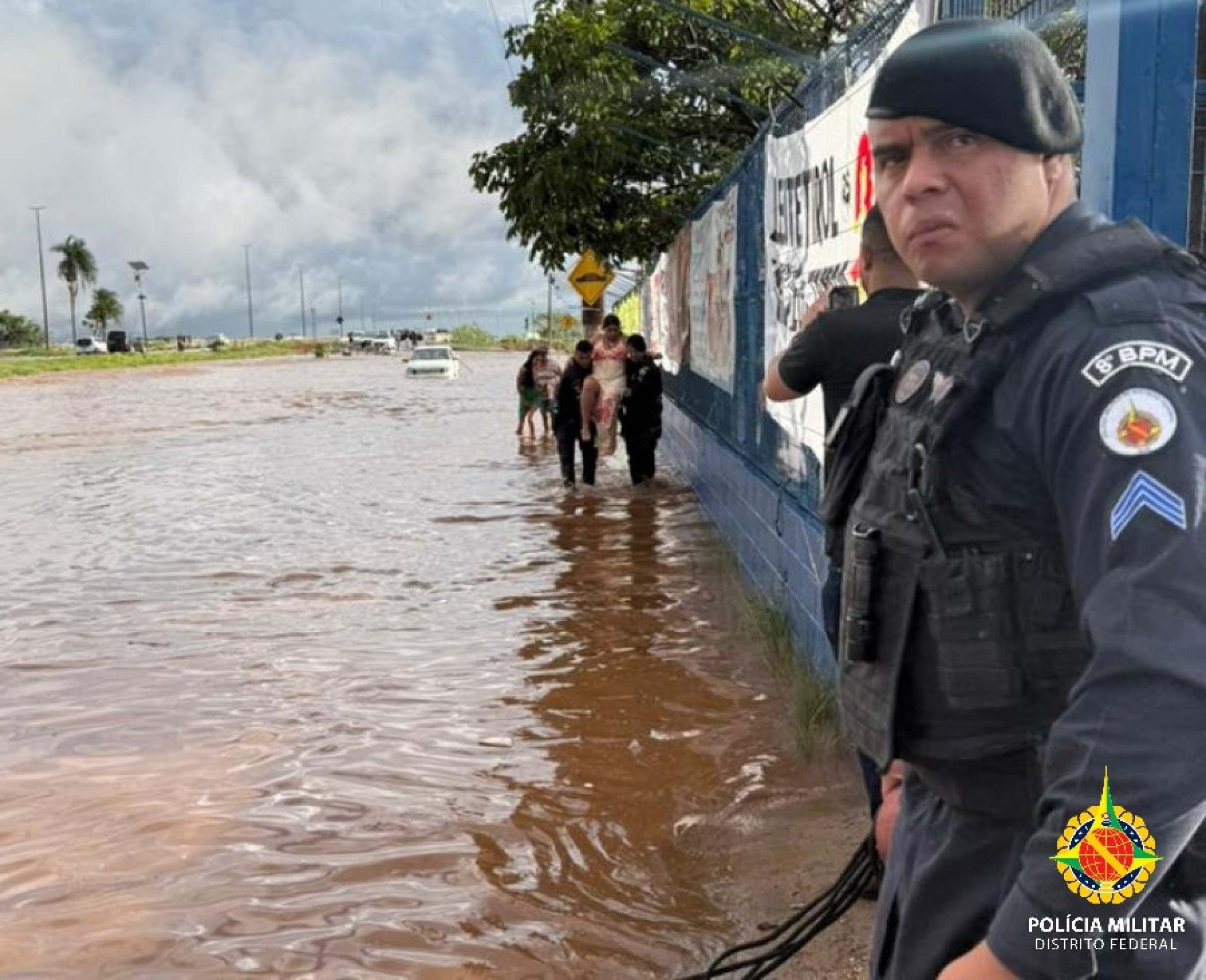 Susto! Família fica presa em caminhonete durante enxurrada e é salva por PMs