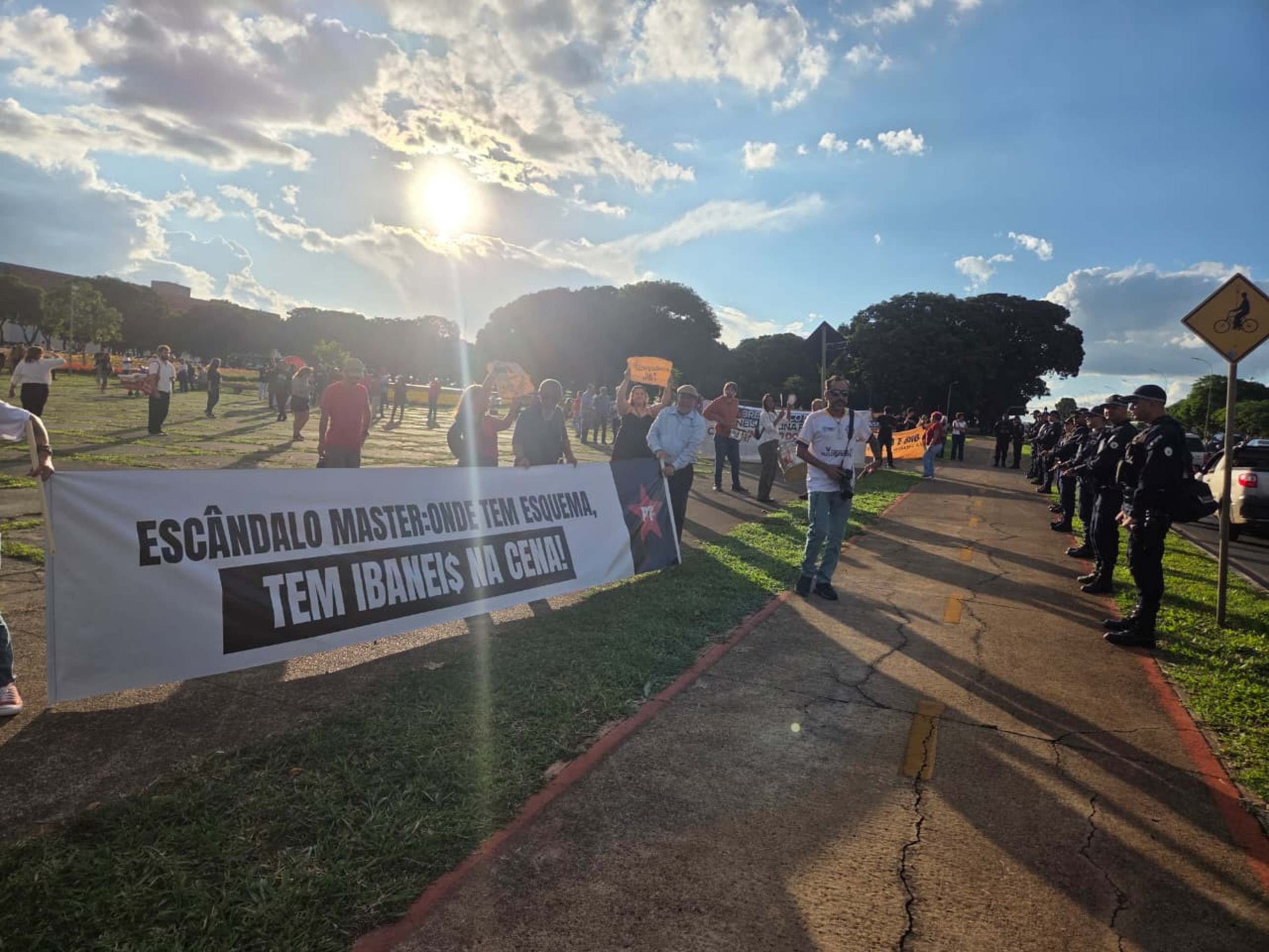 Manifestantes protestam contra Ibaneis e pedem abertura de CPI sobre o BRB