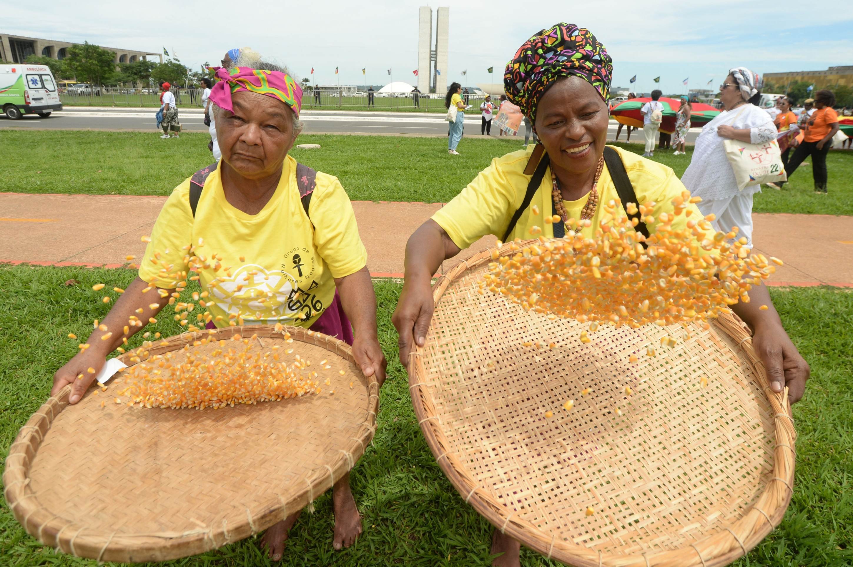 Janira (e) e Creusa (d) fizeram parte da apresentação das peneiras, representando o trabalho ancetral das mulheres negras