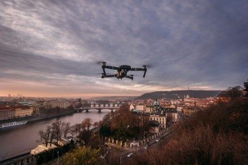 Drones podem ser aliados importantes dos sistemas de medição de poluentes; tecnologia oferece precisão e dados em tempo real. -  (crédito: Jerry Kavan/Unsplash) -Drones podem ser aliados importantes dos sistemas de medição de poluentes; tecnologia oferece precisão e dados em tempo real. -  (crédito: Jerry Kavan/Unsplash)