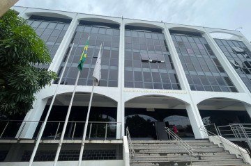 Mala abandonada na portaria de ministério é avaliada pela PMDF -  (crédito: Lara Costa/CB Press)