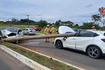 Acidente envolveu três carros -  (crédito: CBMDF)