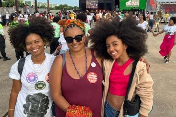 Rani Teles, Sarah Nascimento e Lindaiá Nascimento (da esquerda para a direita) apreciaram a homenagem para Marielle