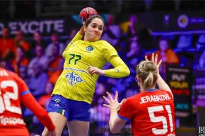 Brasiliense de 21 anos, Kelly Rosa representará o DF com a camisa da Seleção Brasileira no Mundial de Handebol - (crédito: Reprodução/IHF) Brasiliense de 21 anos, Kelly Rosa representará o DF com a camisa da Seleção Brasileira no Mundial de Handebol - (crédito: Reprodução/IHF)