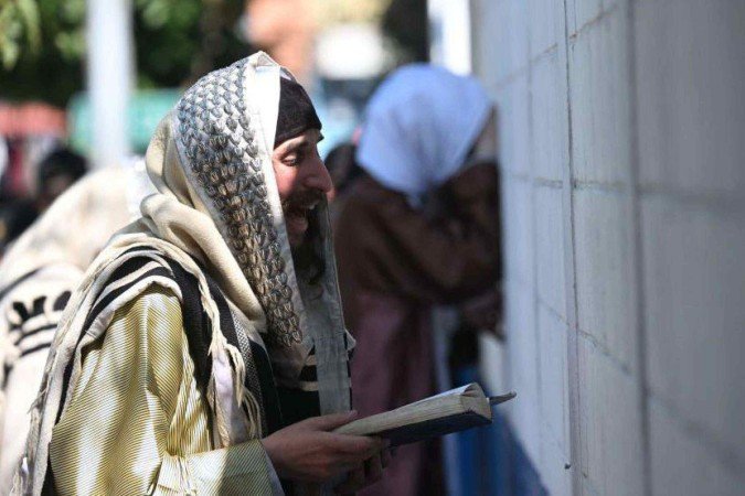 O cidadão israelense Yoel Alter, de 35 anos, membro da seita judaica ultraortodoxa Lev Tahor, escoltado por agentes da polícia guatemalteca - (crédito: BBC) O cidadão israelense Yoel Alter, de 35 anos, membro da seita judaica ultraortodoxa Lev Tahor, escoltado por agentes da polícia guatemalteca - (crédito: BBC)