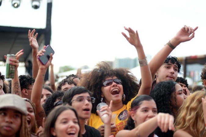 Mulheres pretas, LGBTQIAPN+ e PCDs se reúnem diante do palco para apresentações musicais diversas -  (crédito: Minervino Júnior/CB/D.A.Press)