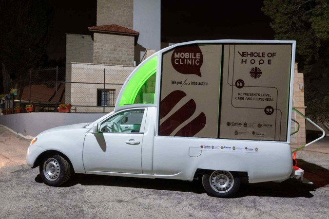 O carro utilizado pelo papa Francisco readaptado para atendimento às crianças palestinas -  (crédito: Cáritas)
