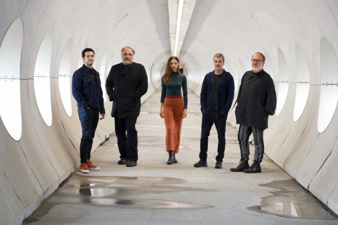 Vinicius de Oliveira, ao lado do produtor Rodrigo Sarti e dos também atores Angela Sarafyan e Daniel Hendler. À direita, o diretor José Eduardo Belmonte -  (crédito: Divulgação ACERE)