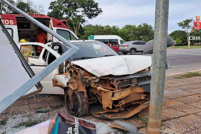 Acidente ocorreu no Plano Piloto -  (crédito: CBMDF/Divulgação)