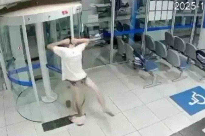Homem ficou preso só de cueca ao tentar roubar banco -  (crédito: Reprodução)