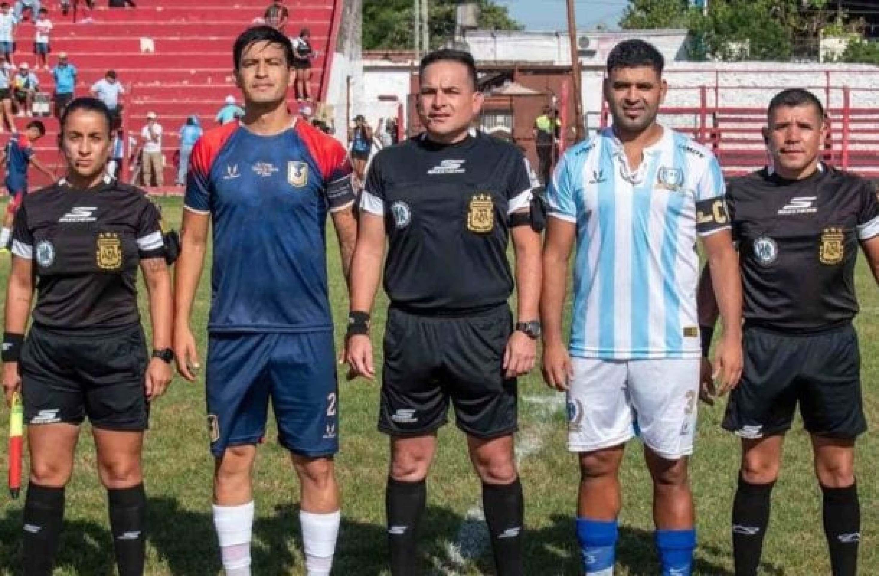 Vídeo: time entrega jogo e deixa o campo em protesto contra a arbitragem