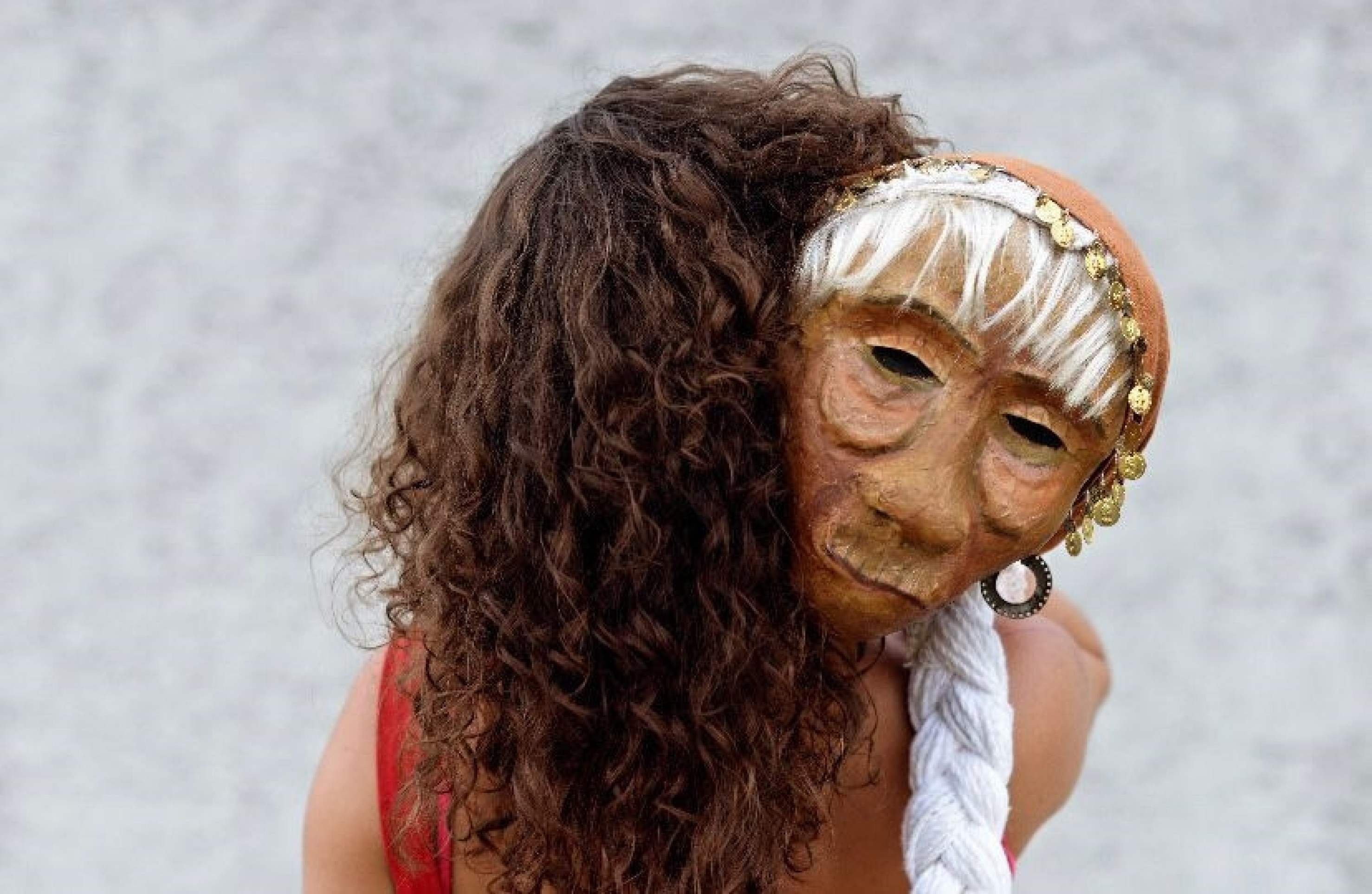 Cia Rosarianas leva 'A loucura é a mãe da invenção' a cinco regiões do DF