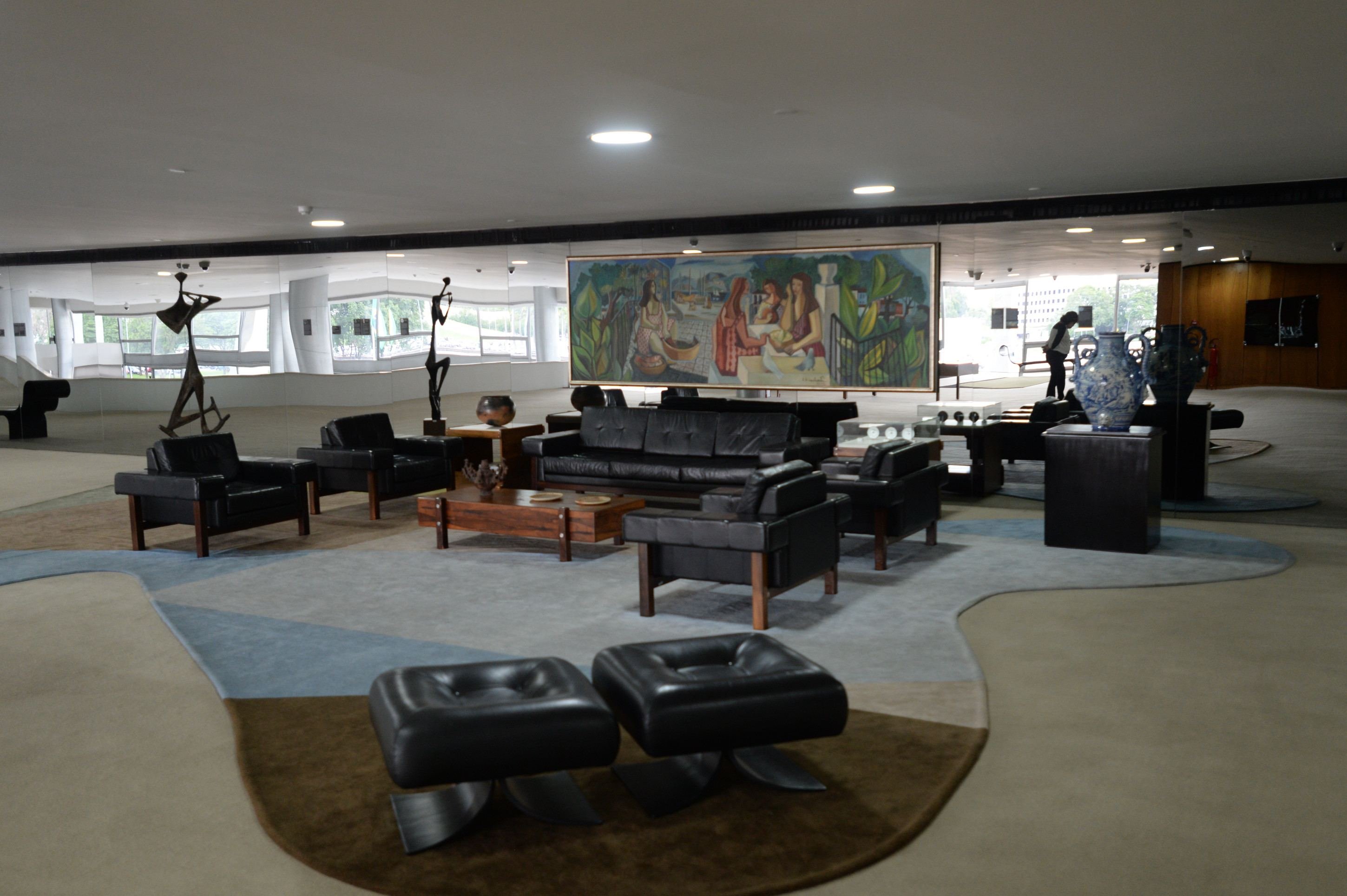 Quadro de Di Cavalcanti foi restaurado mas guarda marcas do atentado. No chão, tapete insipirado nos traços de Niemeyer