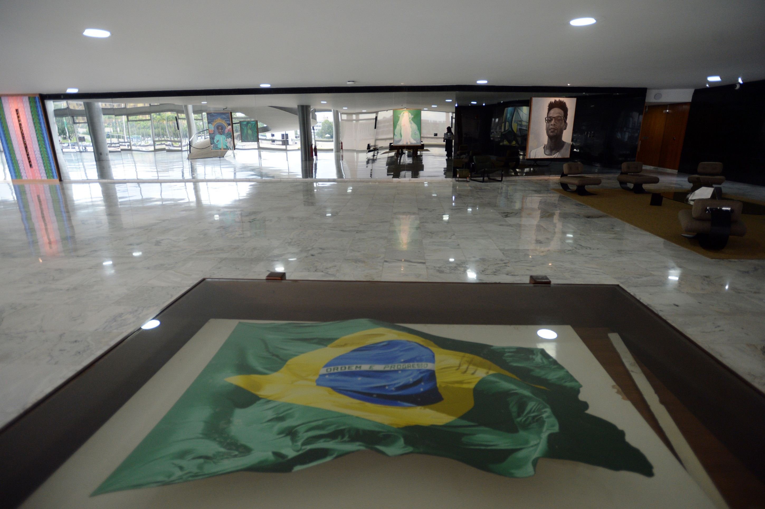 Bandeira do Brasil arrancada da parede e pisoteada em 8/1