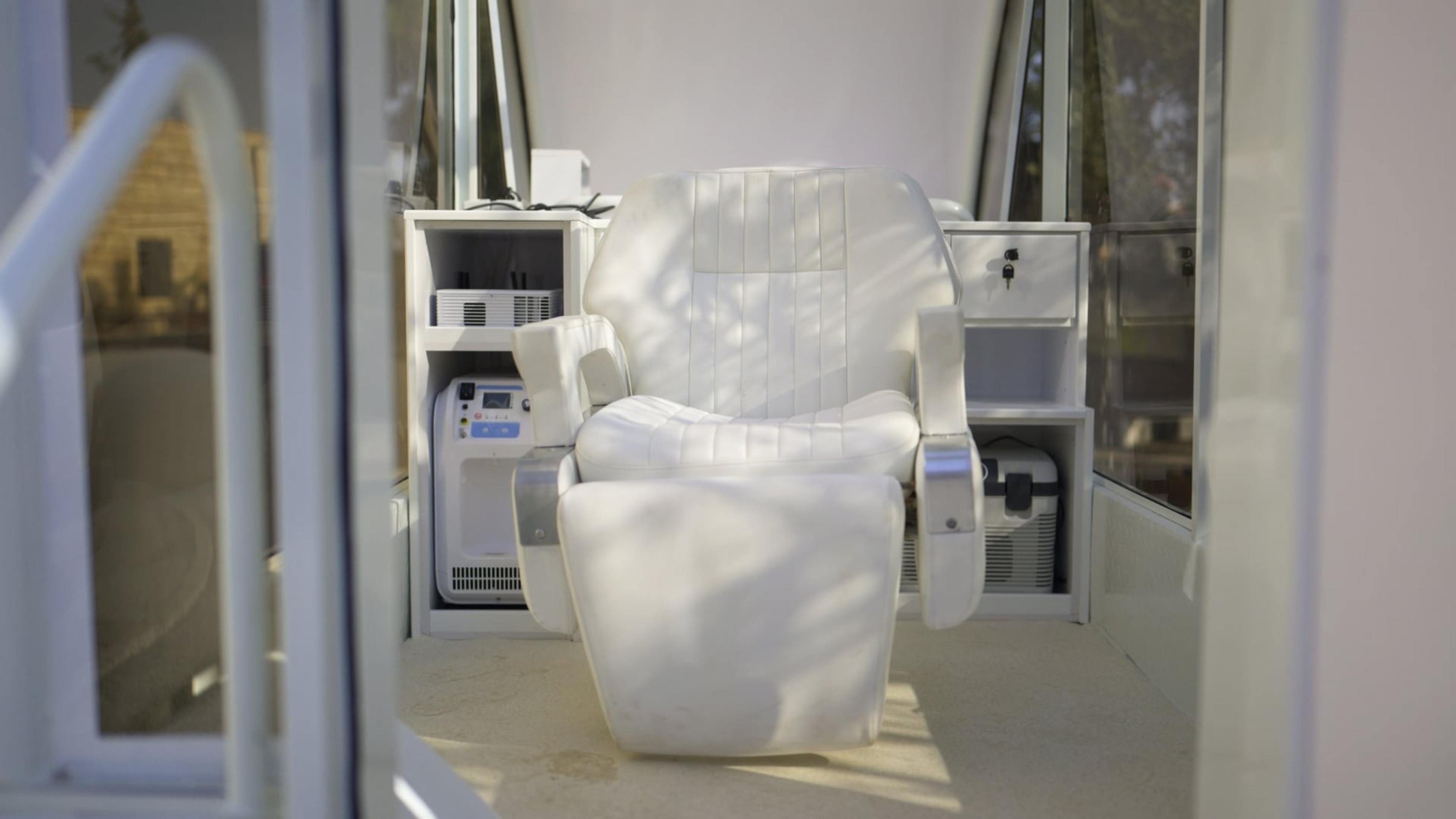 O interior do veículo adaptado para os primeiros socorros: poltrona, geladeira e equipamentos médicos 