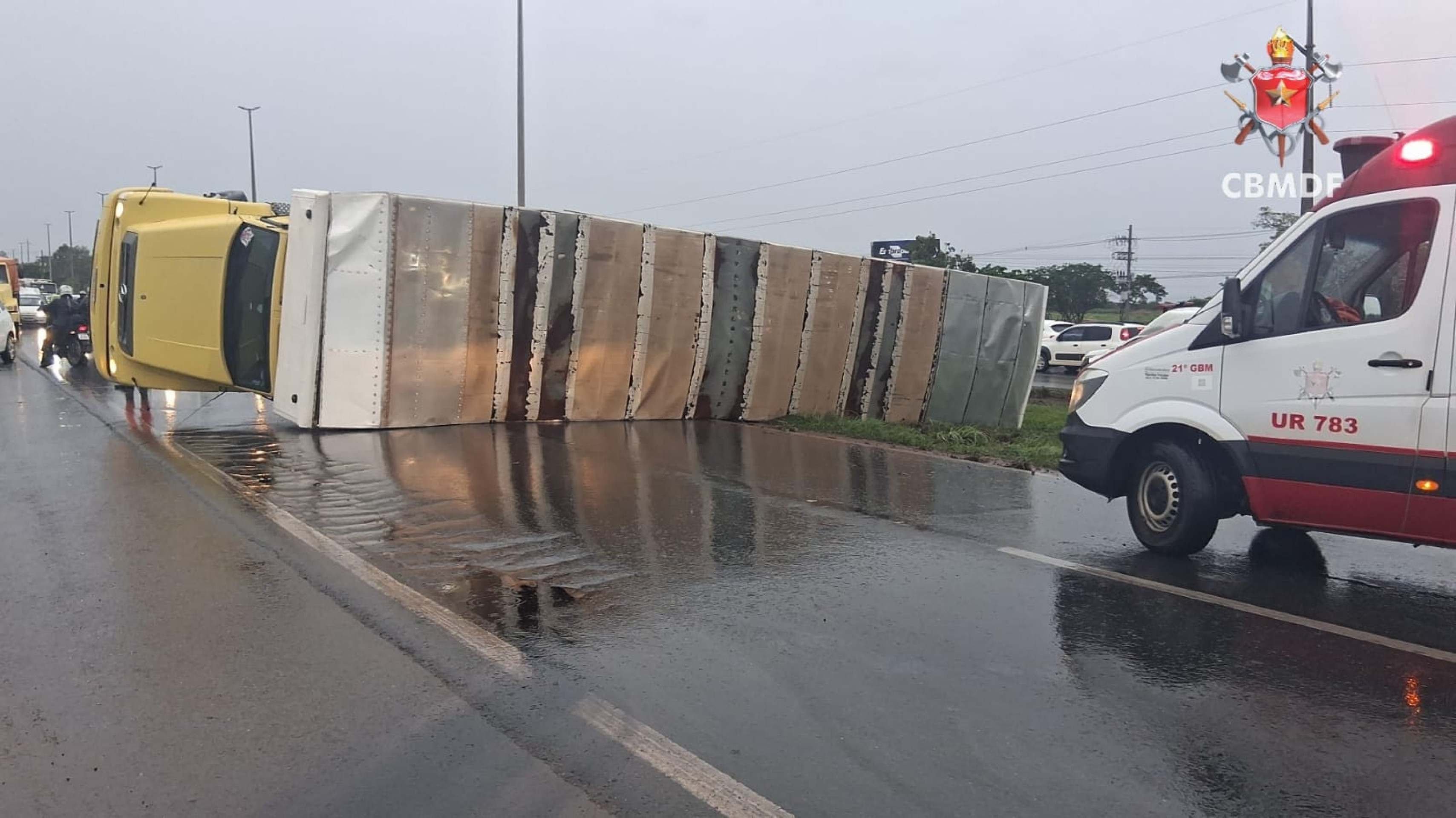 O caminhão obstruiu as duas vias da BR-020