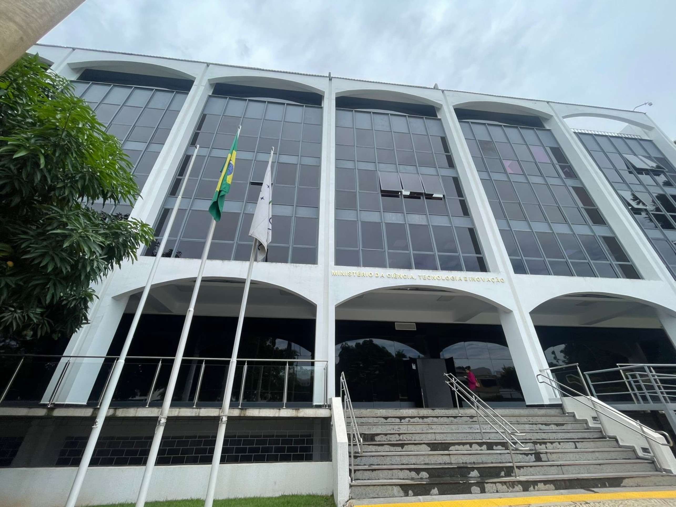 Mala suspeita abandonada em portaria de ministério estava vazia 