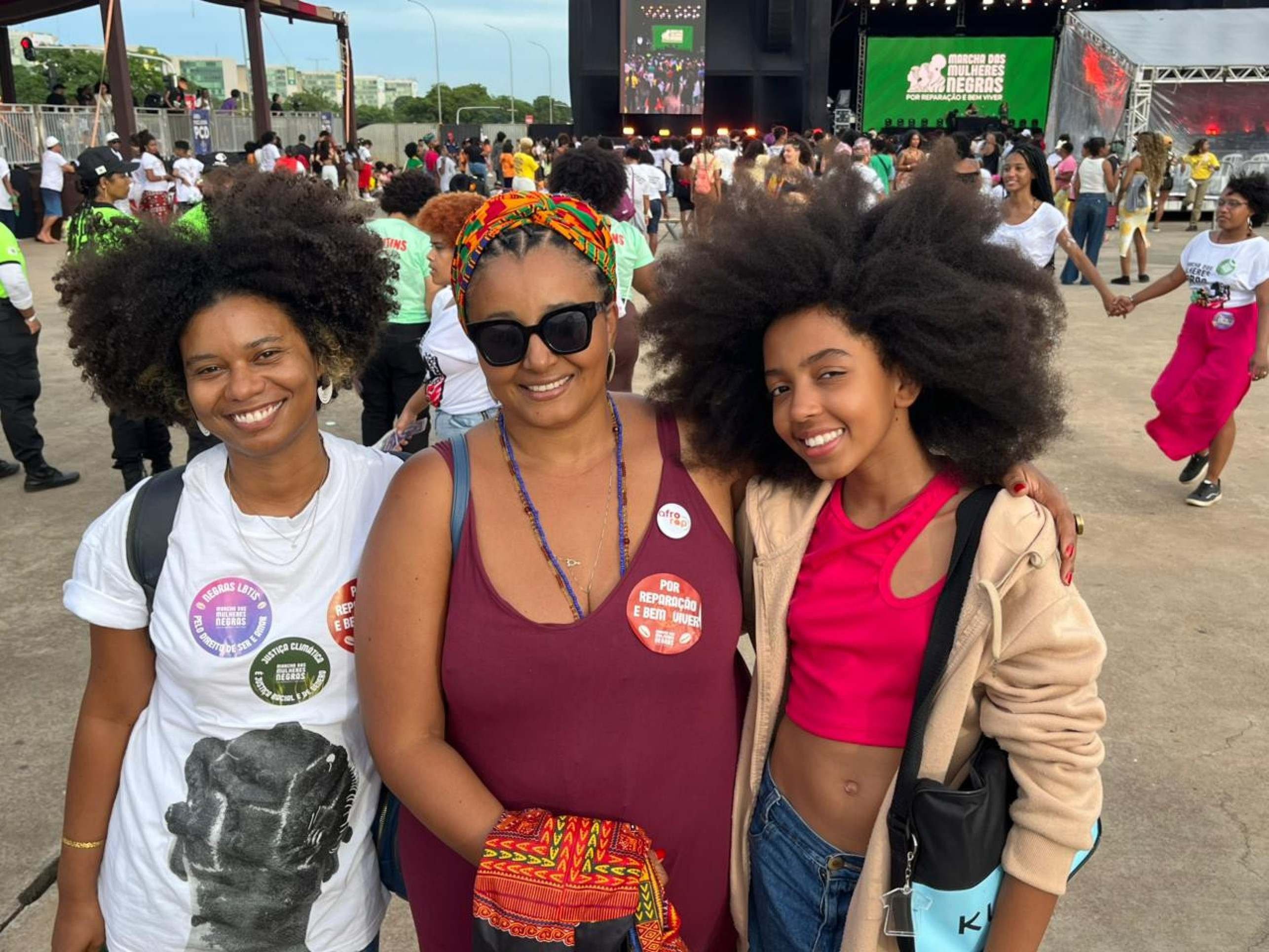 Rani Teles, Sarah Nascimento e Lindaiá Nascimento (da esquerda para a direita) apreciaram a homenagem para Marielle