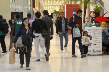 Preparativos para festas de fim de ano devem injetar mais de R$ 72 bilhões nas vendas de dezembro -  (crédito:  Ed Alves/CB)