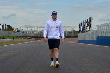  O piloto brasiliense de 24 anos passeia pelo circuito: segunda prova no quintal de casa depois do 17º lugar na reabertura do autódromo no ano passado