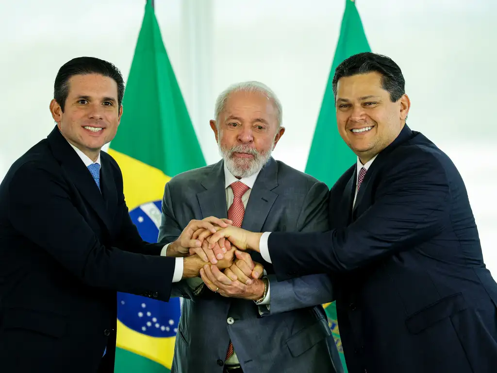 Lula entre Motta e Alcolumbre: acenos para continuidade no poder - (crédito: Fabio Rodrigues-Pozzebom/Agência Brasil) Lula entre Motta e Alcolumbre: acenos para continuidade no poder - (crédito: Fabio Rodrigues-Pozzebom/Agência Brasil)